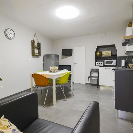 Casa Vacanze Vicolo Della Luna Амбра Экстерьер фото
