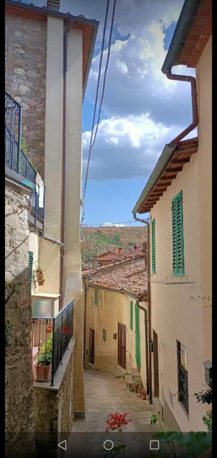 Casa Vacanze Vicolo Della Luna Амбра Экстерьер фото